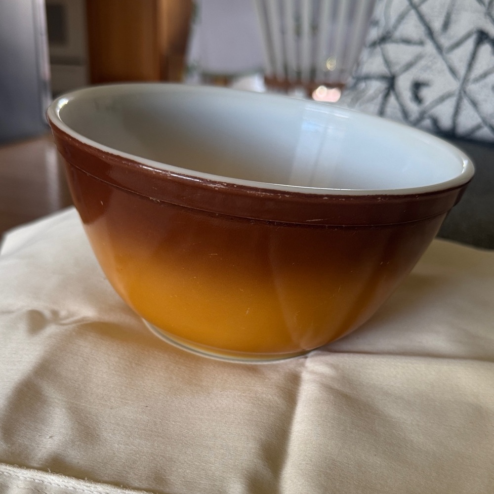 Vintage Pyrex 402 7 Inch, 11/2 Quart Mixing Bowl
- Old Orchard, Two-toned Brown